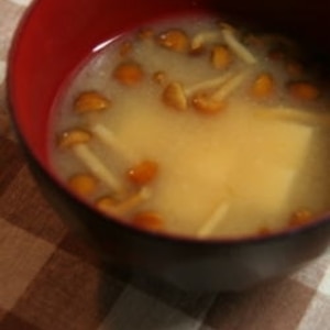 絹ごし豆腐とナメコの味噌汁